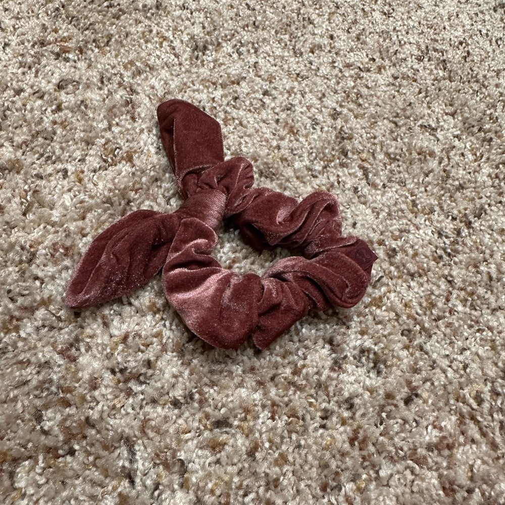lululemon velvet bow scrunchie